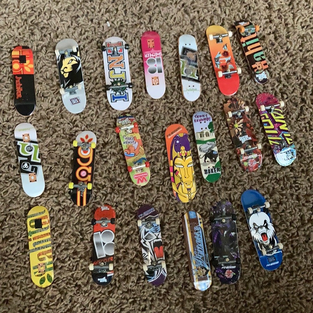 Tech decks some with wheels some without wheels